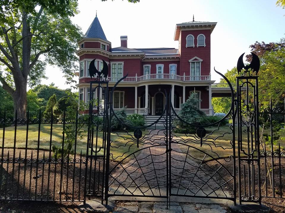 His house is beautiful. I'm in love!
