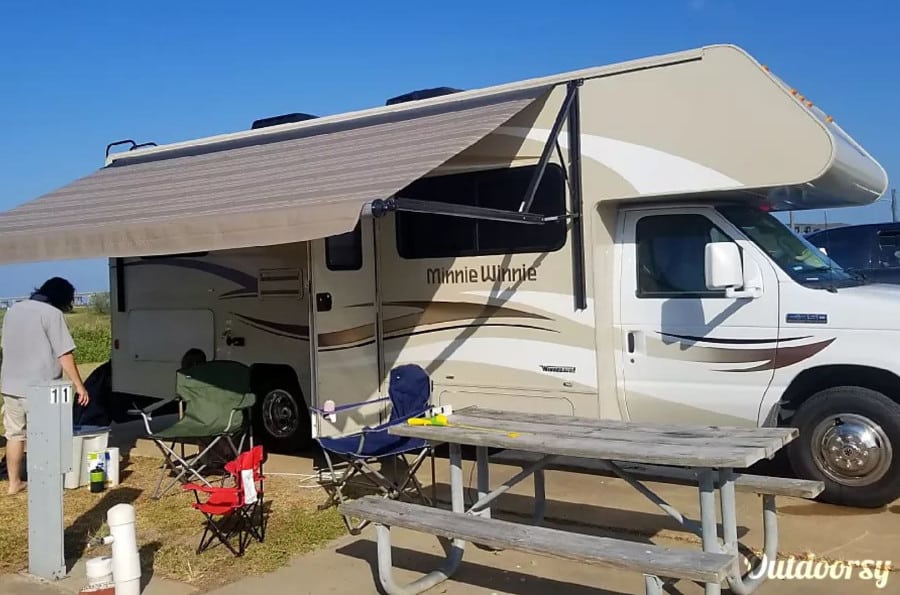 Winnebago Minnie Winnie RV Rental TX