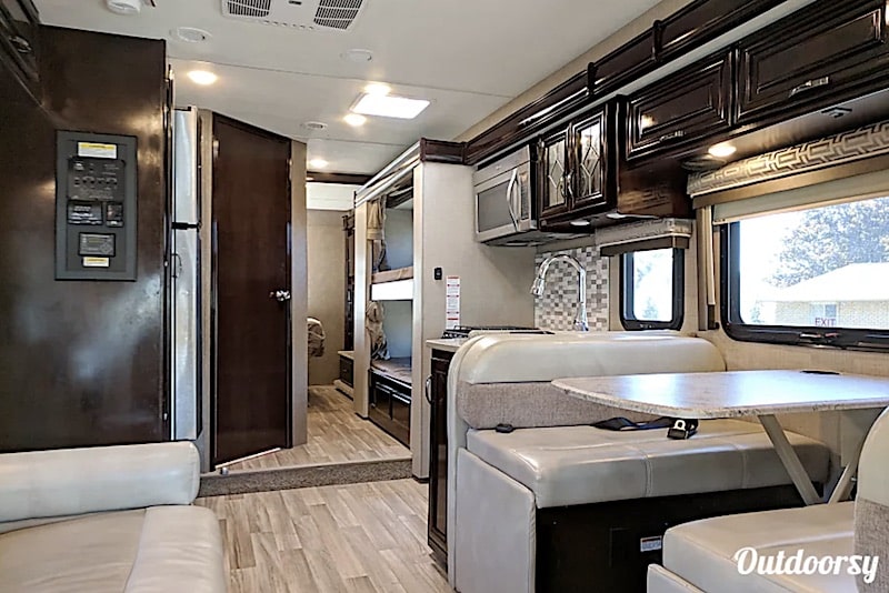 2017 Thor Motor Coach Quantum LF31 Interior