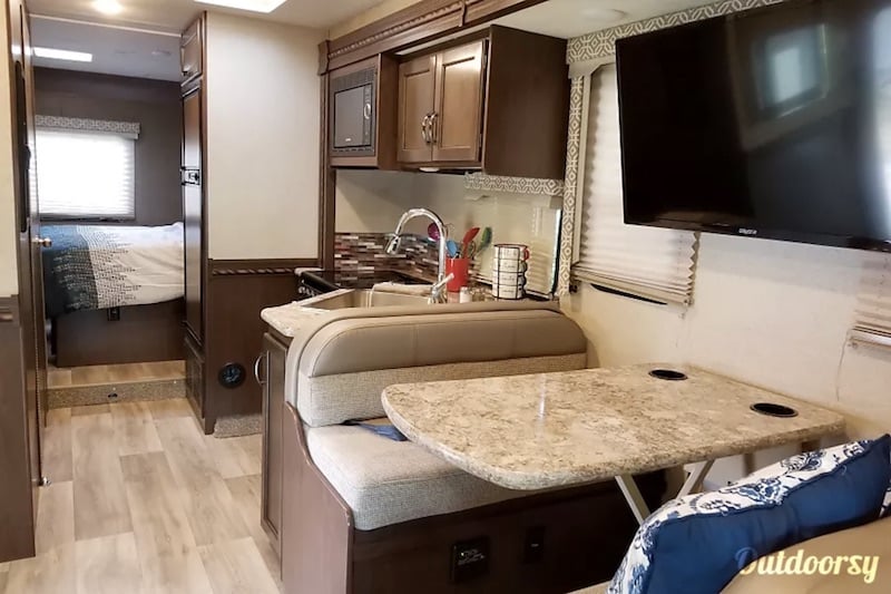 2018 Thor Motor Coach Freedom Elite interior